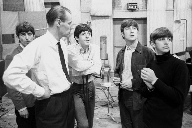Beatles com o produtor George Martin – Foto Reprodução