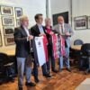 Prefeito Eduardo Pimentel recebe camisa comemorativa dos 80 anos do Combate Barreirinha