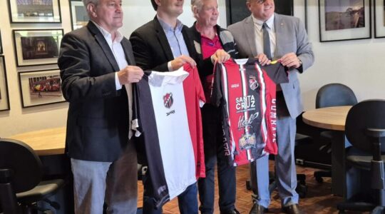 Prefeito Eduardo Pimentel recebe camisa comemorativa dos 80 anos do Combate Barreirinha