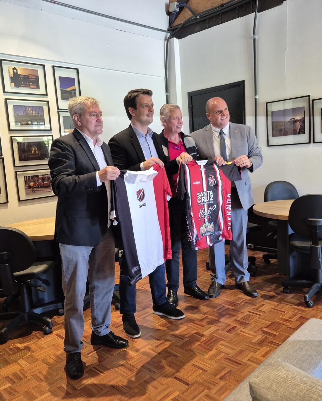 Prefeito Eduardo Pimentel recebe camisa comemorativa dos 80 anos do Combate Barreirinha