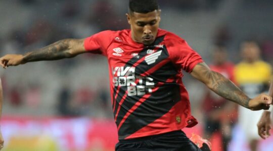 O lateral-esquerdo Fernando, do Athletico