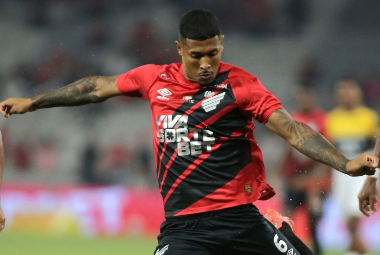 O lateral-esquerdo Fernando, do Athletico