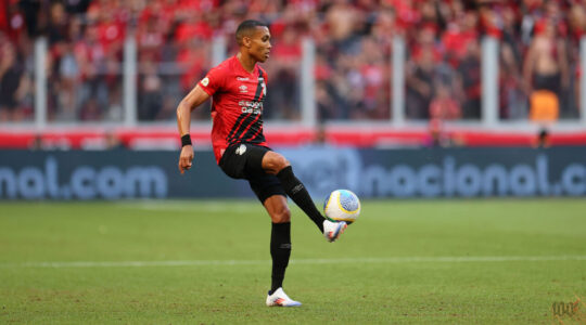 O lateral-direito Madson, do Athletico Paranaense