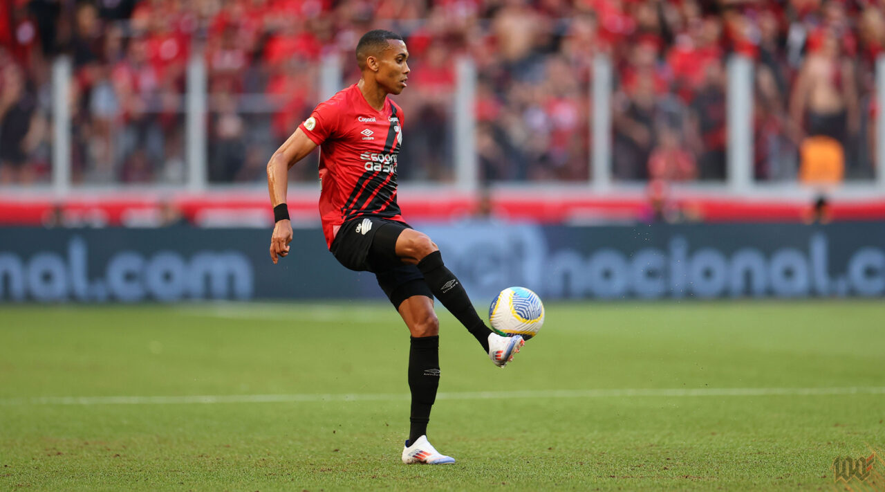 O lateral-direito Madson, do Athletico Paranaense