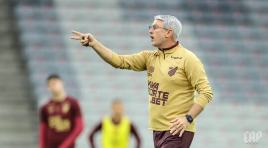 O técnico Odair Hellmann, em treino do Athletico Paranaense