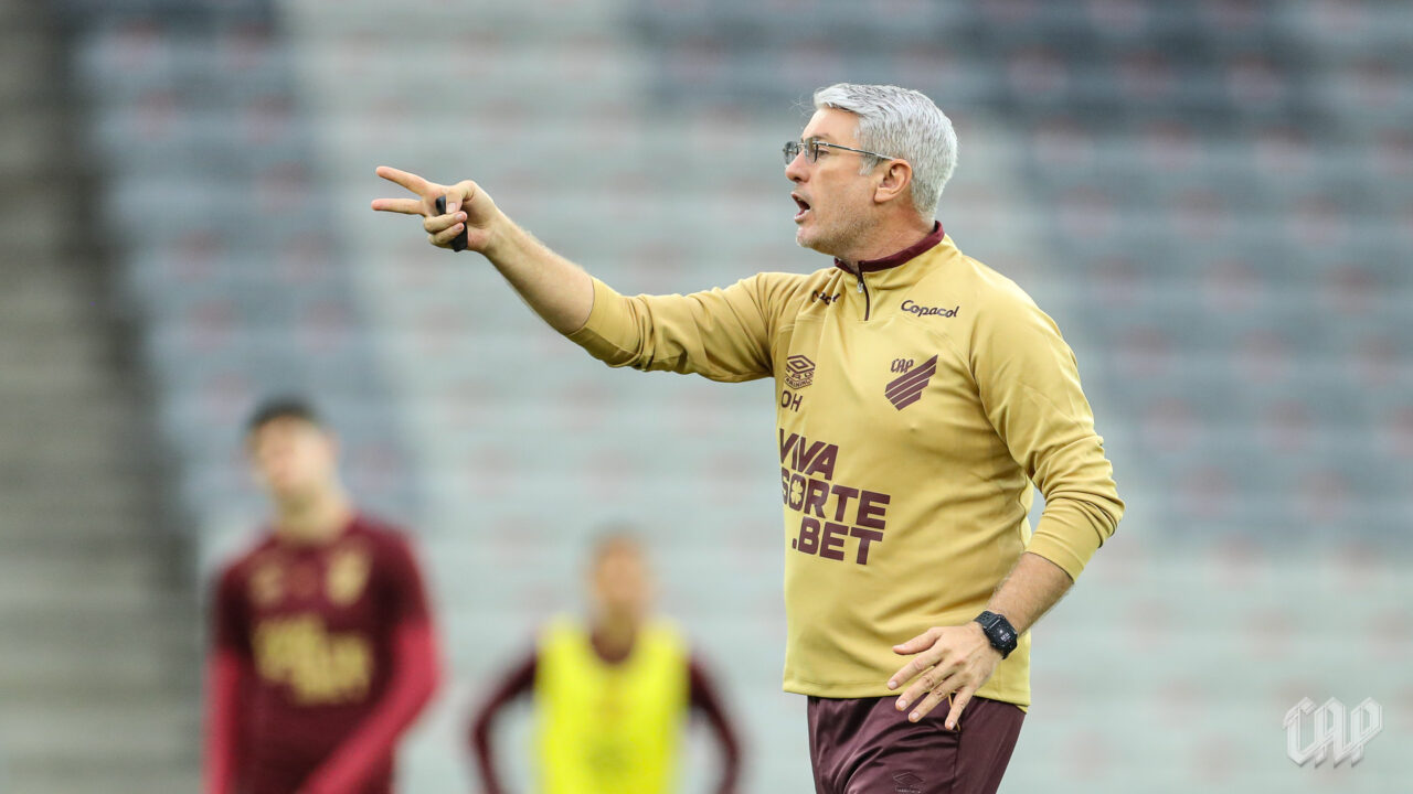 O técnico Odair Hellmann, em treino do Athletico Paranaense