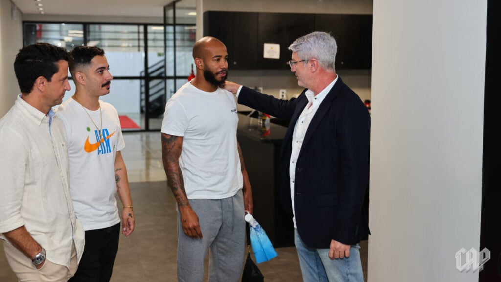 O técnico Odair Hellmann chega ao CT do Caju, do Athletico, e fala com Patrick