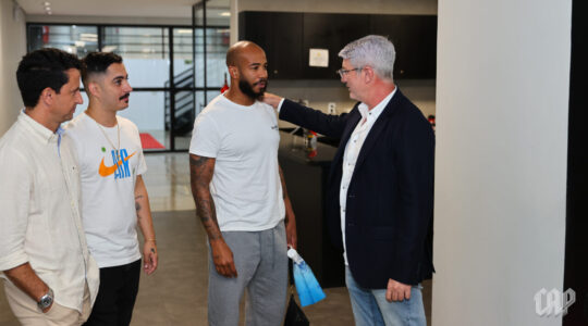 O técnico Odair Hellmann chega ao CT do Caju, do Athletico, e fala com Patrick