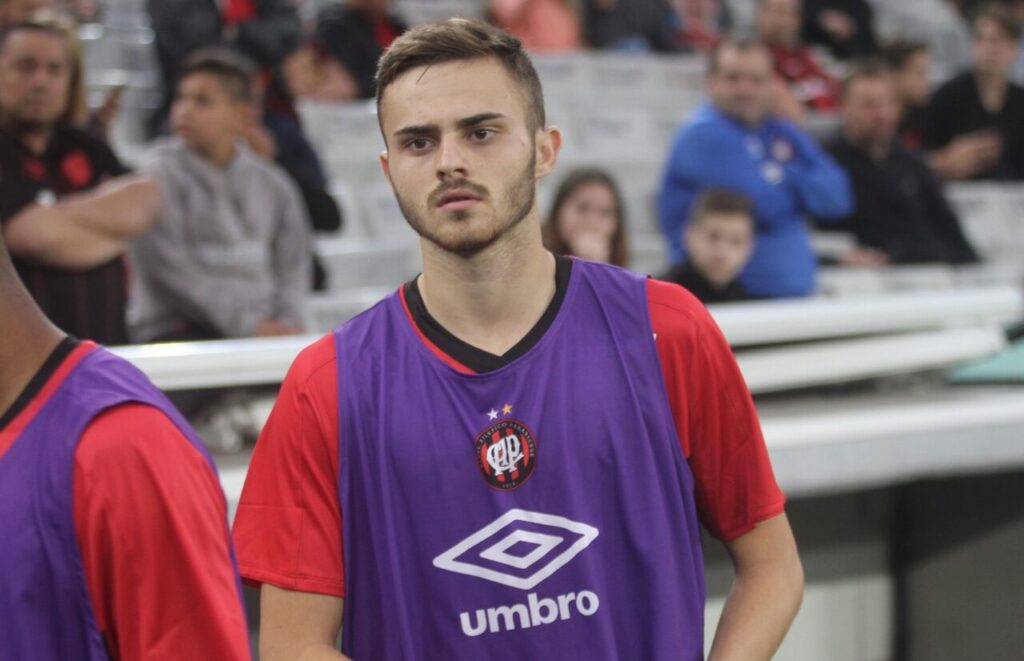 O atacante Gabriel Poveda, em 2019, pelo Athletico Paranaense: artilheiro do Vila Nova
