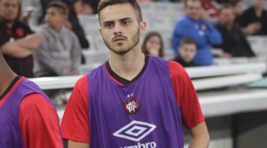 O atacante Gabriel Poveda, em 2019, pelo Athletico Paranaense: artilheiro do Vila Nova