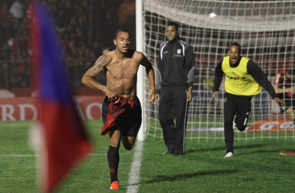 O atacante Roger comemora gol pelo Athletico Paranaense em 2013