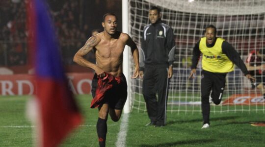 O atacante Roger comemora gol pelo Athletico Paranaense em 2013