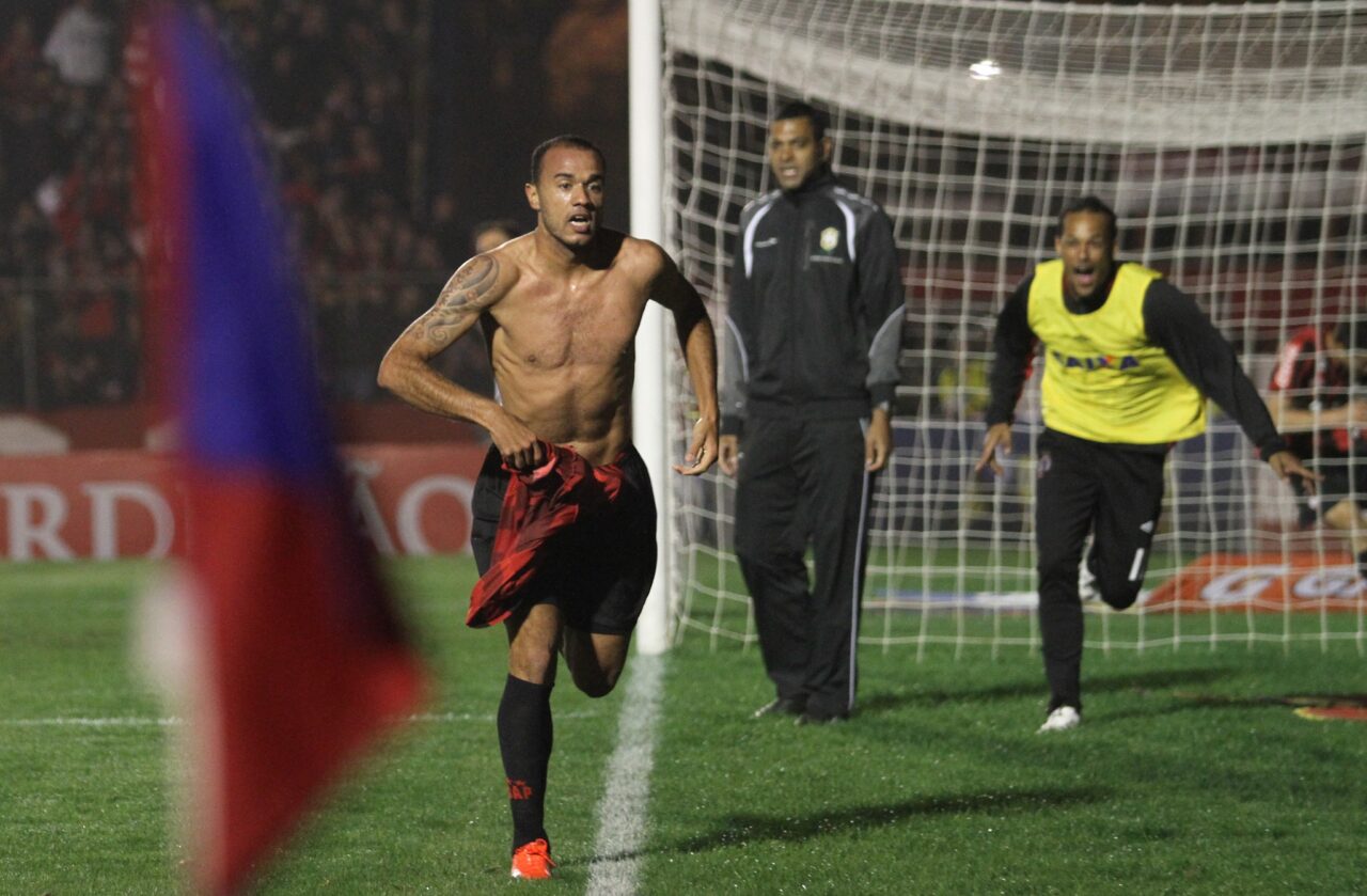O atacante Roger comemora gol pelo Athletico Paranaense em 2013