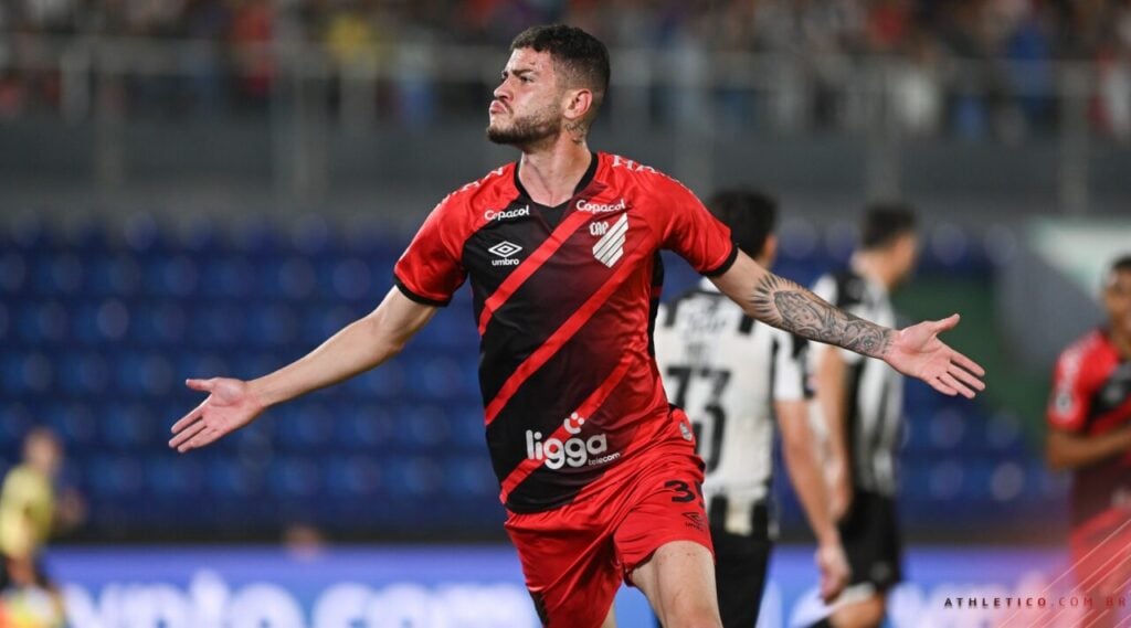 O atacante Rômulo comemora gol pelo Athletico: destaque na Europa
