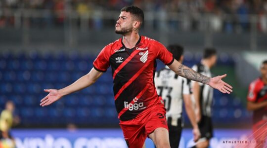 O atacante Rômulo comemora gol pelo Athletico: destaque na Europa