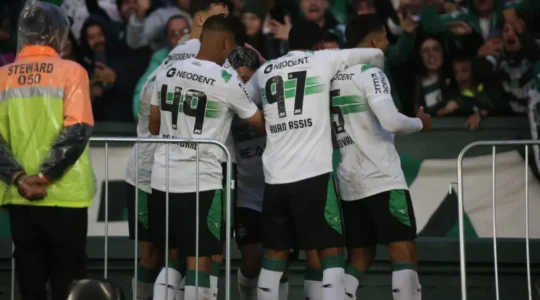 Jogadores do Coritiba comemoram gol na Série B