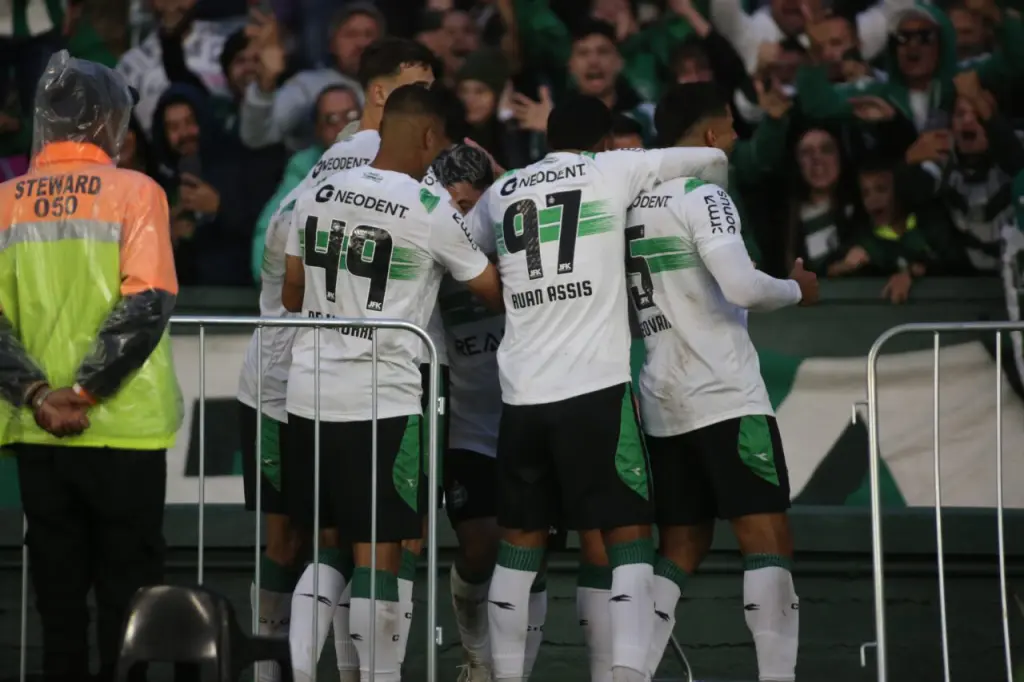 Jogadores do Coritiba comemoram gol na Série B