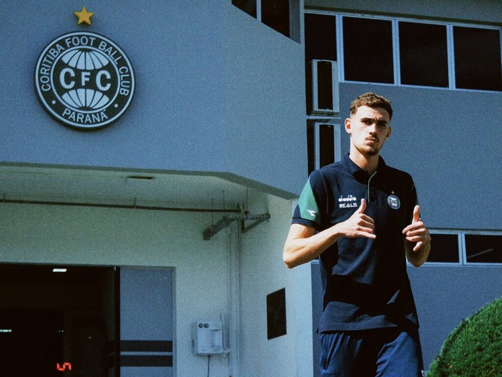 O zagueiro Guilherme Aquino, do Coritiba, embarca para Araraquara