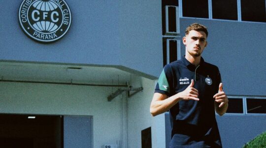 O zagueiro Guilherme Aquino, do Coritiba, embarca para Araraquara
