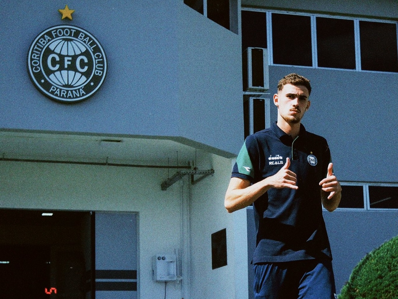 O zagueiro Guilherme Aquino, do Coritiba, embarca para Araraquara