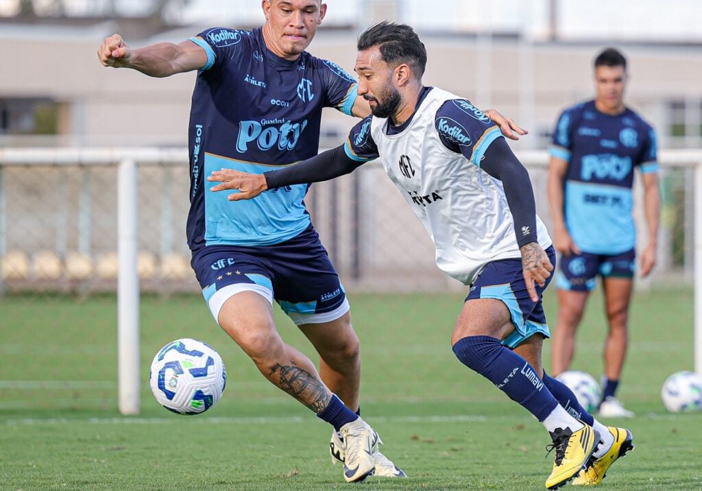 Clayson (à direita) em treino do Mirassol: rumo ao Coritiba