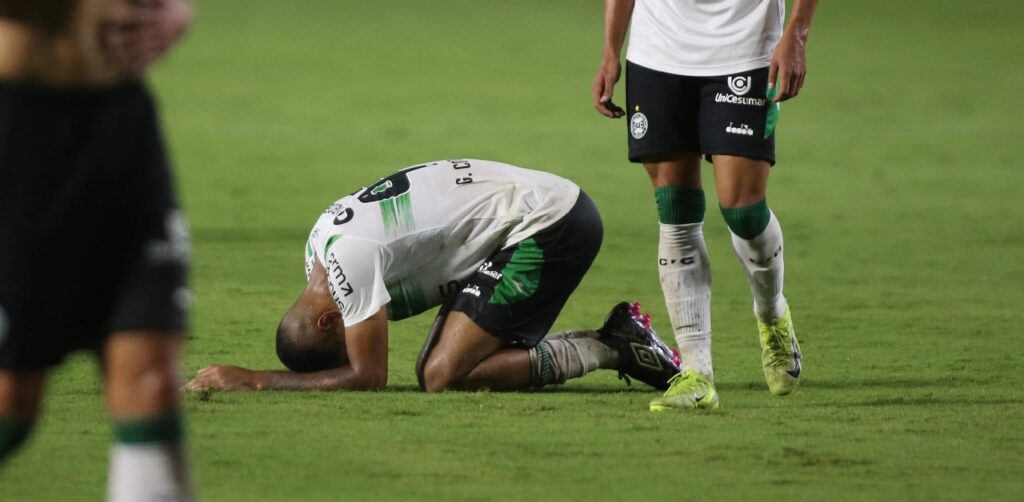 Jogador do Coritiba lamenta chance perdida