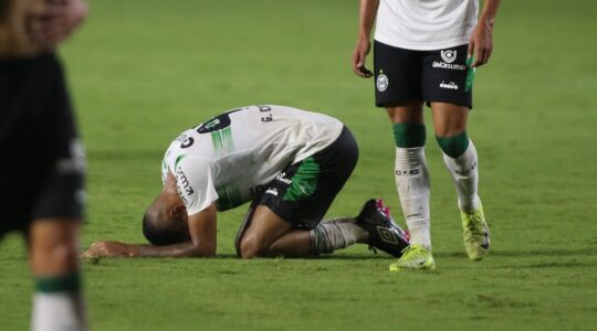 Jogador do Coritiba lamenta chance perdida