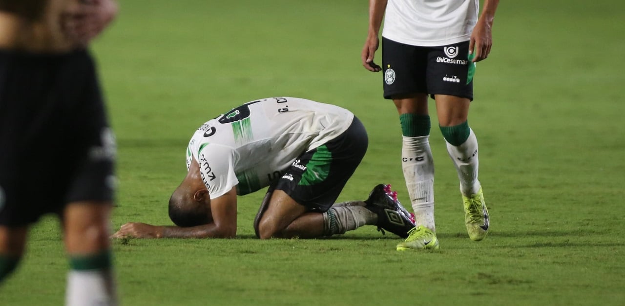 Jogador do Coritiba lamenta chance perdida
