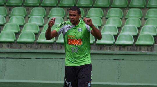 O zagueiro Pereira em treino do Coritiba: Amigos do Macaris FC