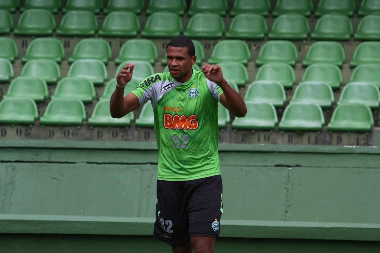 O zagueiro Pereira em treino do Coritiba: Amigos do Macaris FC