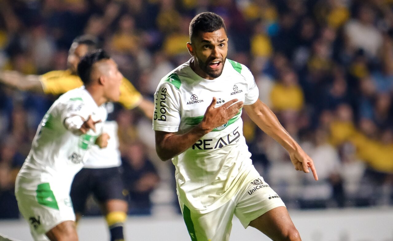 Vini Paulista comemora em Criciúma x Coritiba