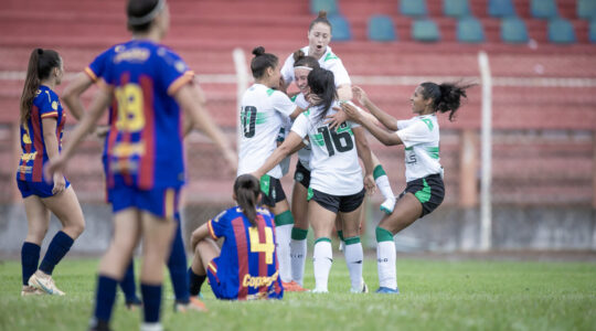 Time feminino do Coritiba comemora gol