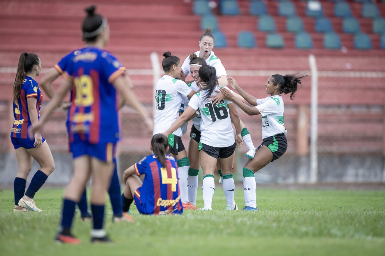 Time feminino do Coritiba comemora gol