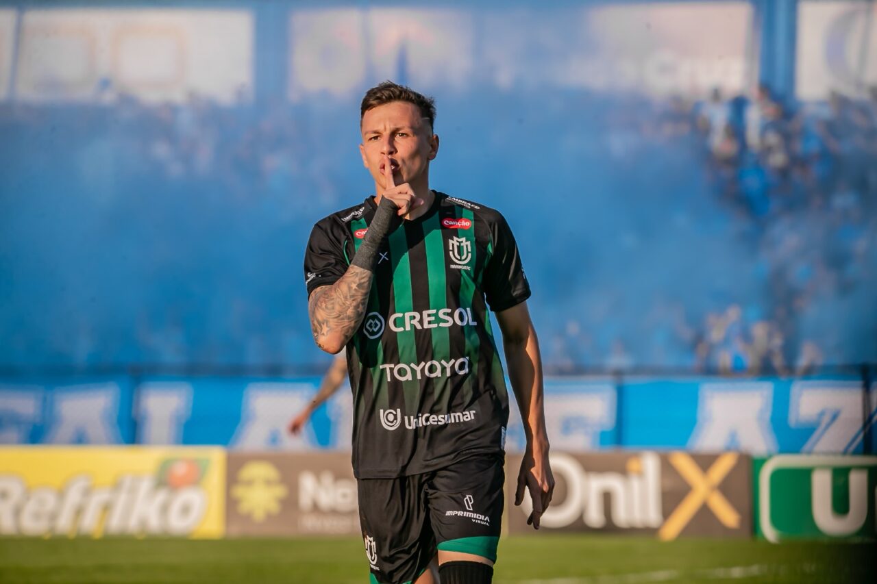 O atacante Matheus Moraes, do Maringá: na mira do Coritiba