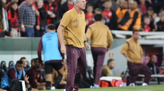 O técnico Odair Hellmann em Athletico x Athletic-MG na Ligga Arena