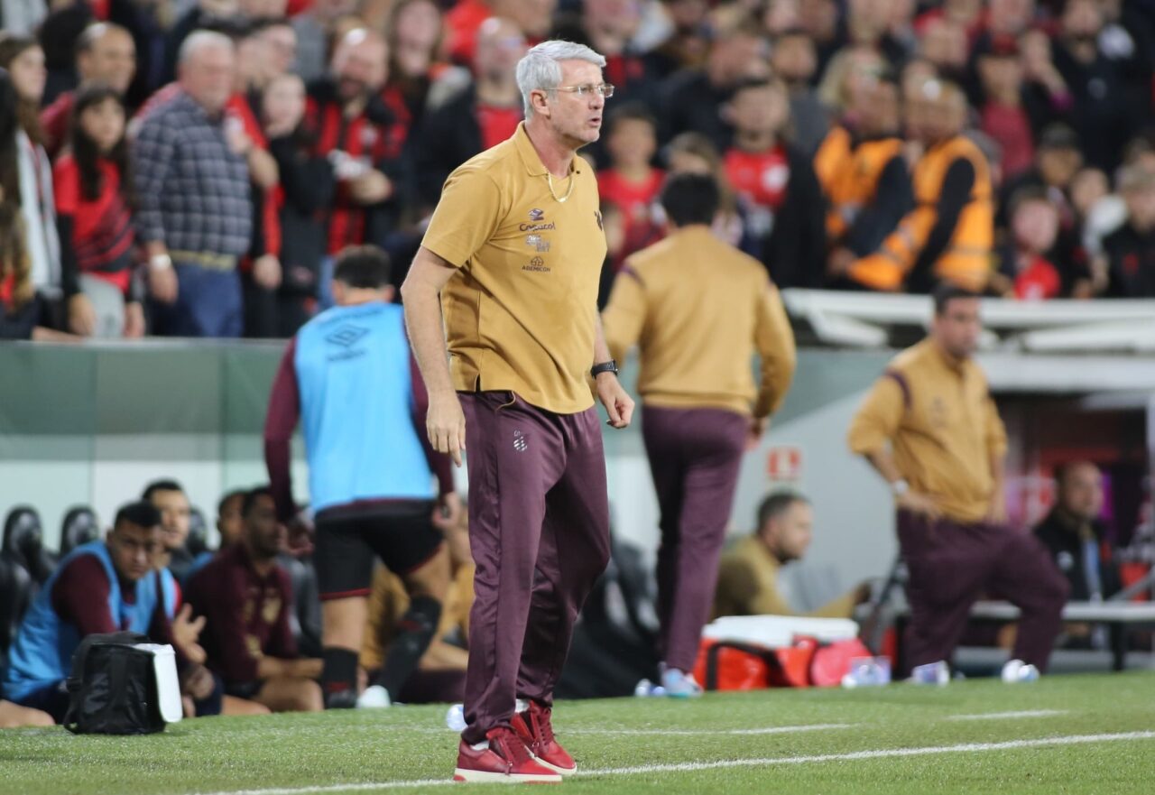 O técnico Odair Hellmann em Athletico x Athletic-MG na Ligga Arena