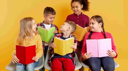 Escolas públicas de Curitiba recebem ações de incentivo à leitura e à escrita-crédito de Freepik