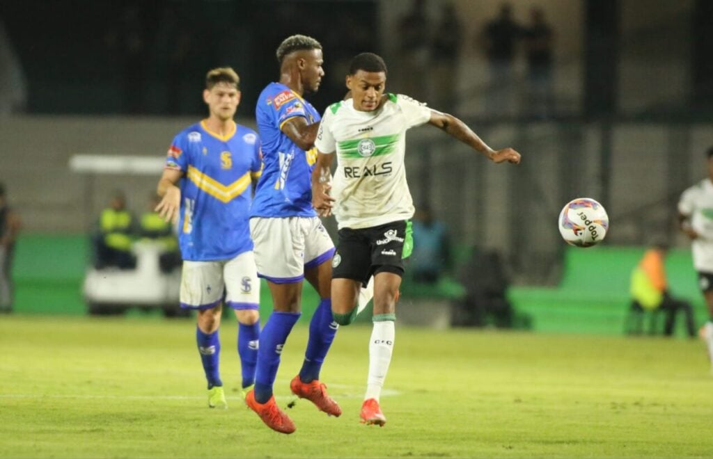 Caio Matheus, do Coritiba, enfrenta o São Joseense