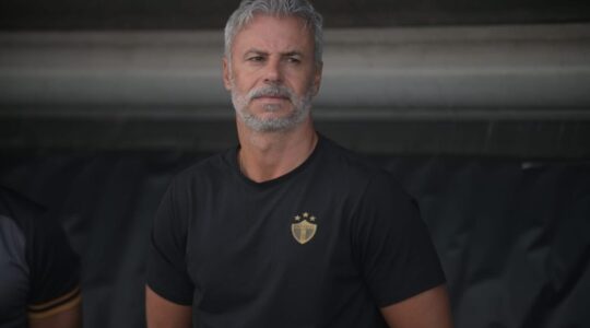 O técnico português Filipe Gouveia, do Brusque: duelo contra o Athletico Paranaense