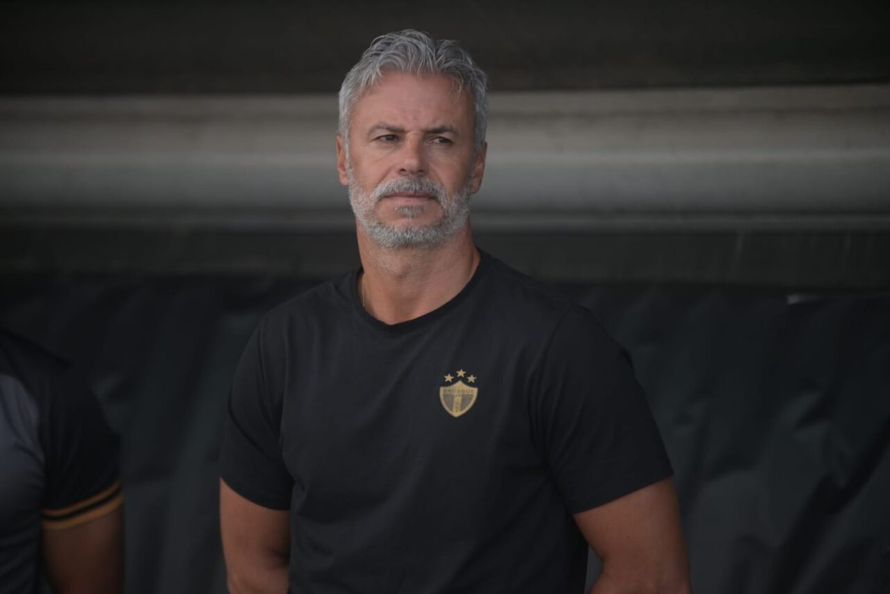 O técnico português Filipe Gouveia, do Brusque: duelo contra o Athletico Paranaense