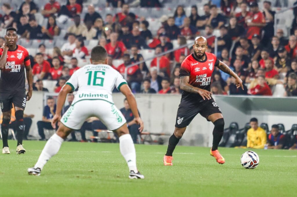 Patrick: titular em Athletico x Brusque