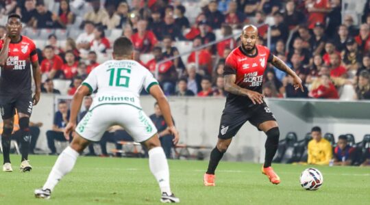 Patrick: titular em Athletico x Brusque