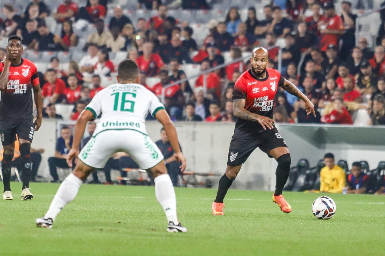 Patrick: titular em Athletico x Brusque