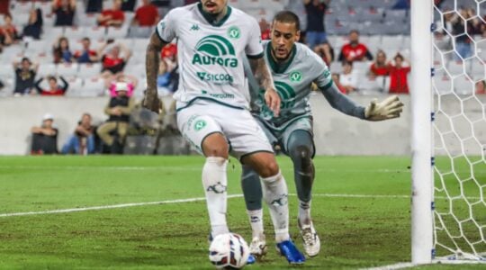 O goleiro Léo Viera, da Chapecoense, contra o Athletico Paranaense