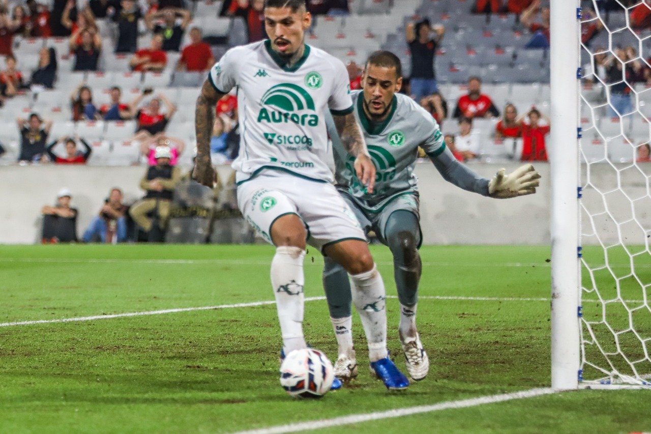 O goleiro Léo Viera, da Chapecoense, contra o Athletico Paranaense