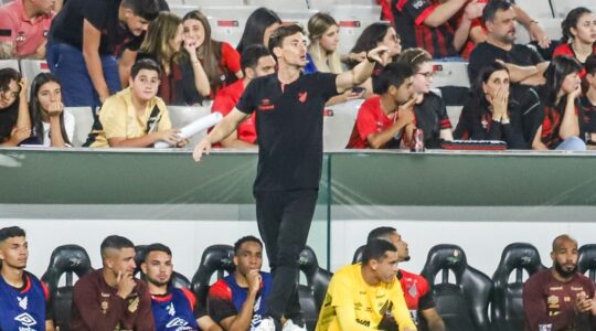O técnico João Correia, do Athletico Paranaense