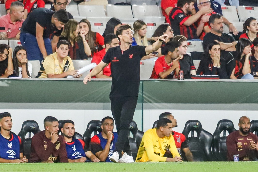 O técnico João Correia, do Athletico Paranaense