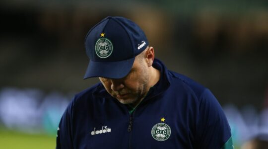O técnico do Coritiba, Mozart: Lucas Ronier de fora