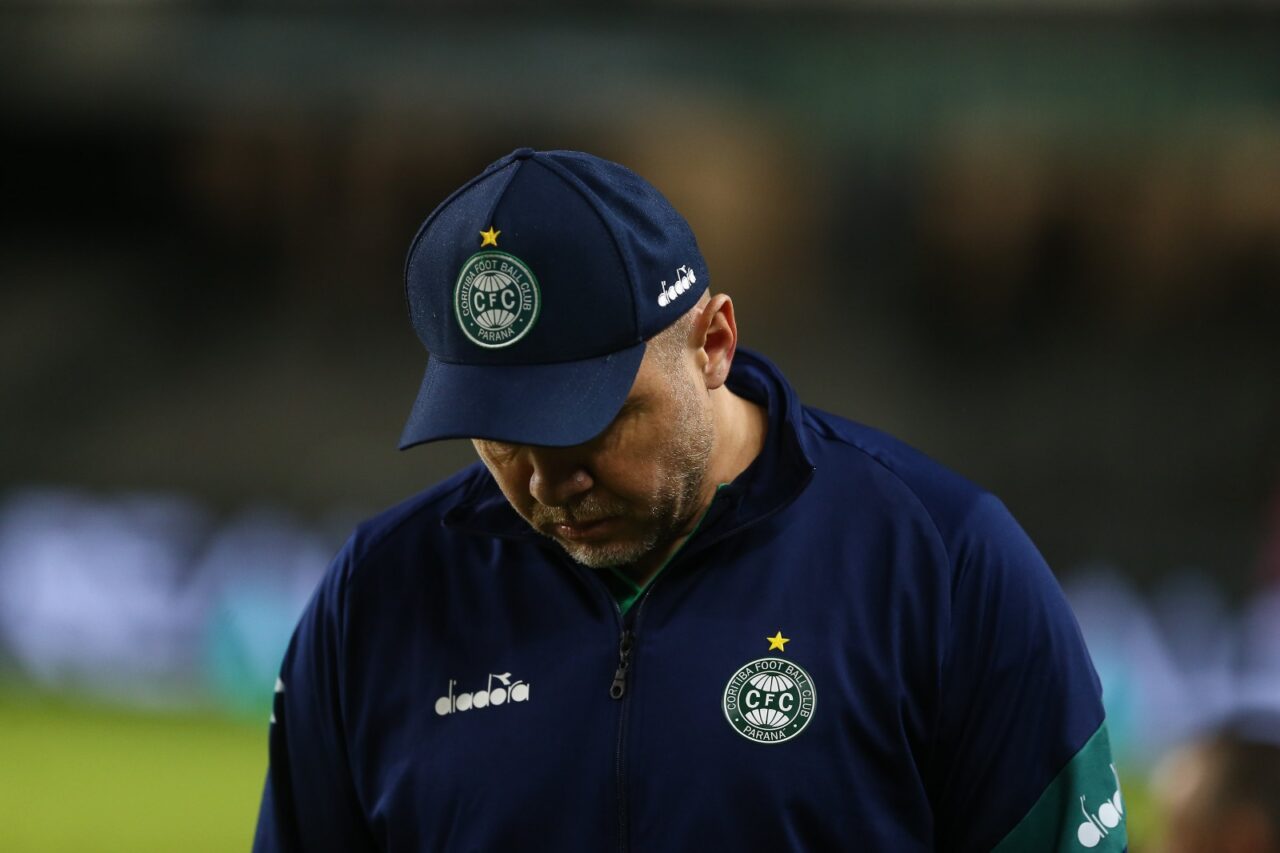 O técnico do Coritiba, Mozart: Lucas Ronier de fora