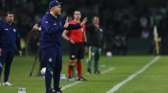 O técnico Mozart, do Coritiba, no Couto Pereira